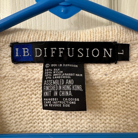 Elegant Vintage Cream V-Neck Sweater with Beaded/Sequin Bow Size Large - Picture 3 of 7